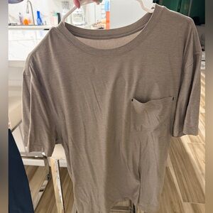 Vuori Men’s Strato Pocket Tee in Heather Gray size L